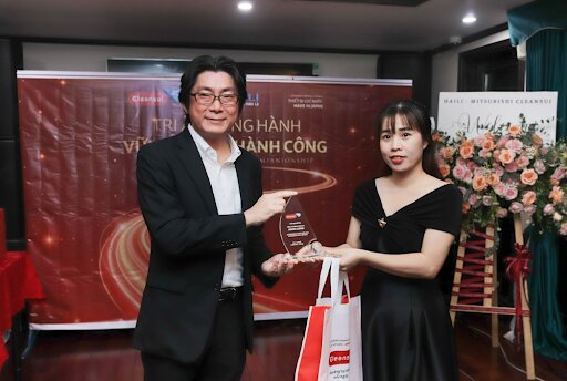 Đại diện Điện Máy 369 lên nhận kỉ niệm chương tri ân đối tác tiêu biểu đã đồng hành và phát triển cùng Mitsubishi Cleansui Việt Nam
