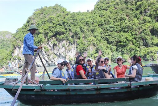 Hoạt động khám phá vịnh Hạ Long
